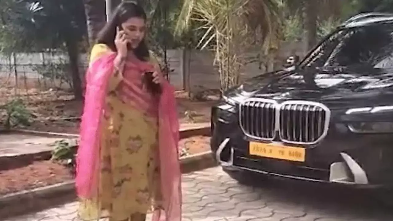 Manchu Manoj Wife : పోలీసులకు మనోజ్ భార్య మౌనిక వార్నింగ్ Manchu Manoj Wife : పోలీసులకు మనోజ్ భార్య మౌనిక వార్నింగ్