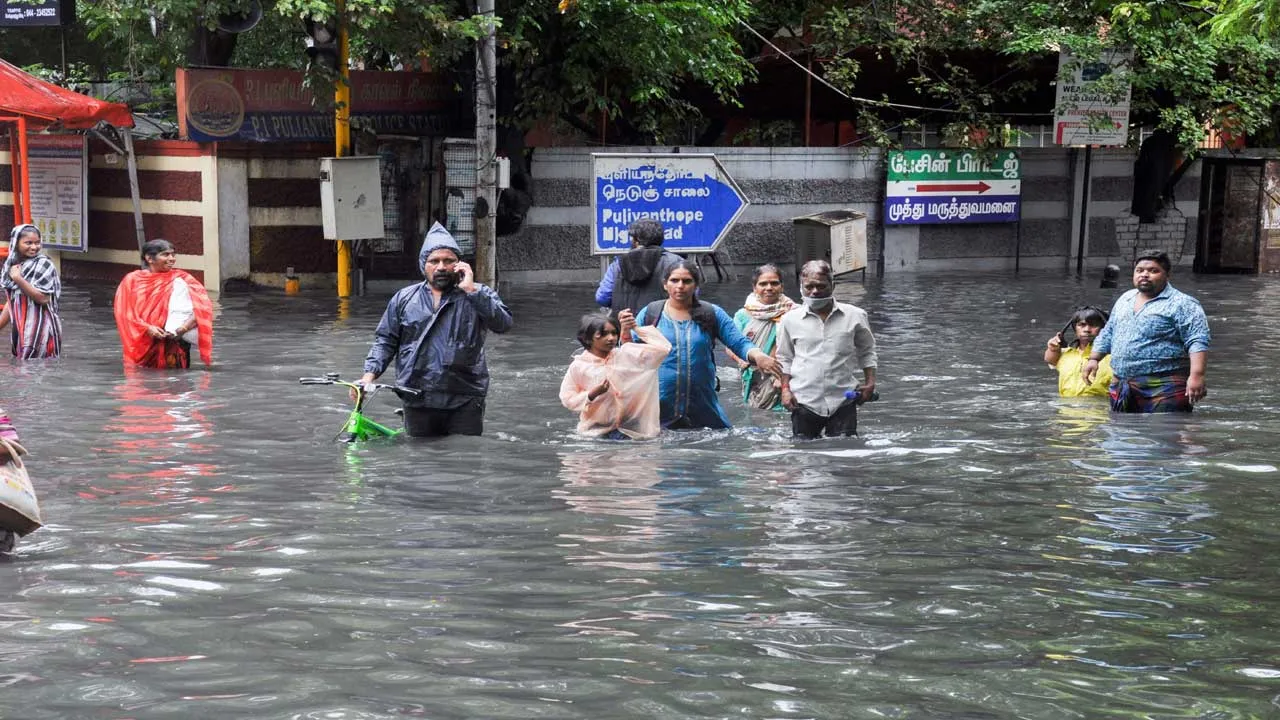 Tamil Nadu : విరుచుకుపడ్డ తుఫాను, వాయుగుండం.. వర్షాలతో తమిళనాడులో వరుస సెలవులు Tamil Nadu : విరుచుకుపడ్డ తుఫాను, వాయుగుండం.. వర్షాలతో తమిళనాడులో వరుస సెలవులు