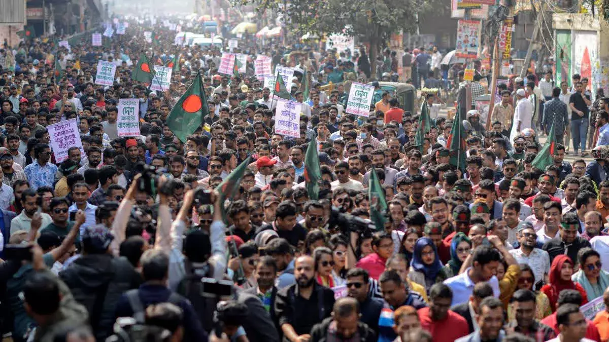 Bangladesh:బంగ్లాదేశ్  బెదిరింపులు.. రాత్రి వేళ సరిహద్దుల్లోకి పరిగెత్తుకొచ్చిన హిందూ బాలిక Bangladesh:బంగ్లాదేశ్  బెదిరింపులు.. రాత్రి వేళ సరిహద్దుల్లోకి పరిగెత్తుకొచ్చిన హిందూ బాలిక