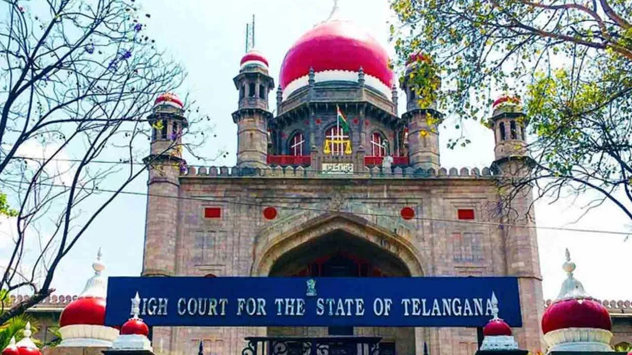 Telangana High Court : నలుగురు కలెక్టర్లకు హైకోర్టు నోటీసులు Telangana High Court : నలుగురు కలెక్టర్లకు హైకోర్టు నోటీసులు