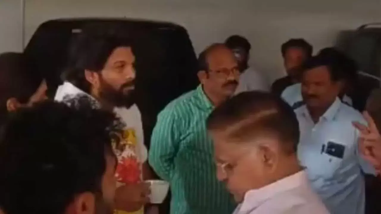 Allu Arjun Arrest : హీరో అల్లు అర్జున్ అరెస్ట్ Allu Arjun Arrest : హీరో అల్లు అర్జున్ అరెస్ట్