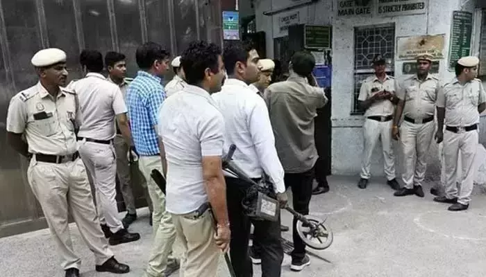 Bomb Threats: ఢిల్లీలోని స్కూళ్లకు మరోసారి బెదిరింపులు Bomb Threats: ఢిల్లీలోని స్కూళ్లకు మరోసారి బెదిరింపులు