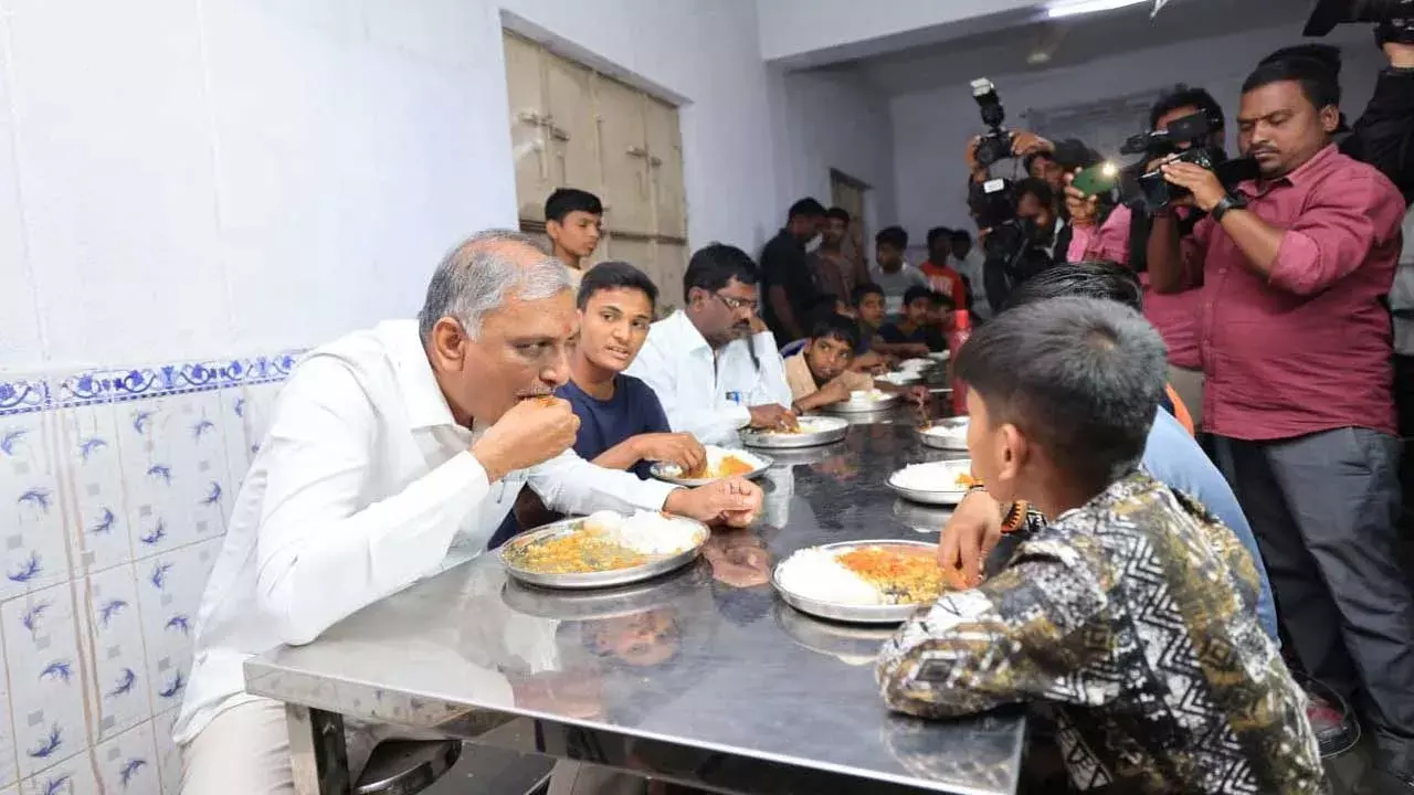 Harish Rao : బాయ్స్ హాస్టల్ లో హరీశ్ రావు తనిఖీ.. విద్యార్థులతో కలిసి భోజనం Harish Rao : బాయ్స్ హాస్టల్ లో హరీశ్ రావు తనిఖీ.. విద్యార్థులతో కలిసి భోజనం