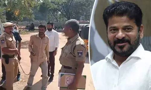 CM Revanth Serious : రైతుకు పోలీస్ బేడీలు.. సీఎం రేవంత్ ఆగ్రహం CM Revanth Serious : రైతుకు పోలీస్ బేడీలు.. సీఎం రేవంత్ ఆగ్రహం