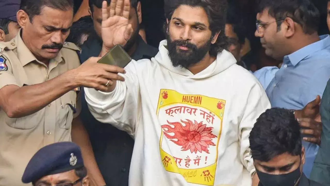 Allu Arjun : ఫ్లవర్ కాదు ఫైర్ .. అస్సలు తగ్గేదేలే Allu Arjun : ఫ్లవర్ కాదు ఫైర్ .. అస్సలు తగ్గేదేలే