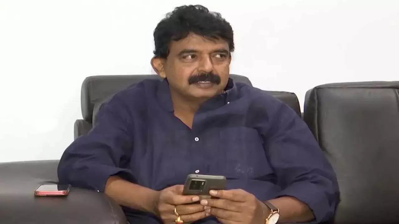 Perni Nani : అజ్ఞాతంలోకి పేర్ని నాని.. ముందస్తు బెయిల్ పిటిషన్ వేసిన ఫ్యామిలీ! Perni Nani : అజ్ఞాతంలోకి పేర్ని నాని.. ముందస్తు బెయిల్ పిటిషన్ వేసిన ఫ్యామిలీ!