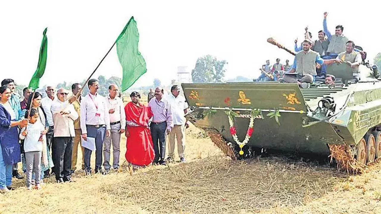 Trial Run : మల్కాపూర్ పెద్ద చెరువులో యుద్ధ ట్యాంకుల ట్రయల్ రన్ సక్సెస్ Trial Run : మల్కాపూర్ పెద్ద చెరువులో యుద్ధ ట్యాంకుల ట్రయల్ రన్ సక్సెస్