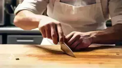 Gujarat: ఉద్యోగం నచ్చలేదని చేతివేళ్లు నరుక్కున్న యువకుడు, Gujarat: ఉద్యోగం నచ్చలేదని చేతివేళ్లు నరుక్కున్న యువకుడు,