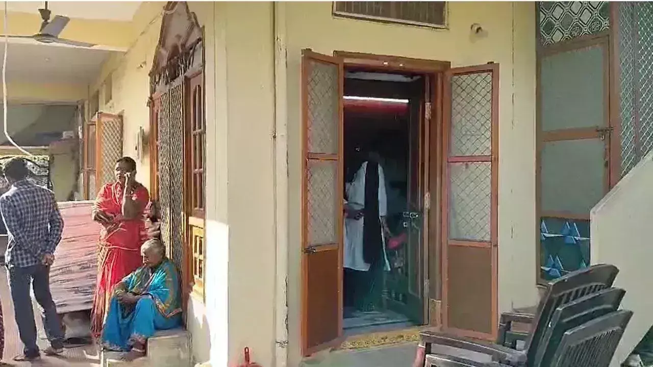 Jagtial Crime: భార్య, భర్తలను, బాత్రూంలో బందించి దొంగతనం