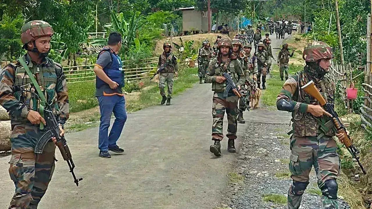 Manipur Violence: మణిపూర్లో మళ్లీ ఘర్షణలు.. Manipur Violence: మణిపూర్లో మళ్లీ ఘర్షణలు..