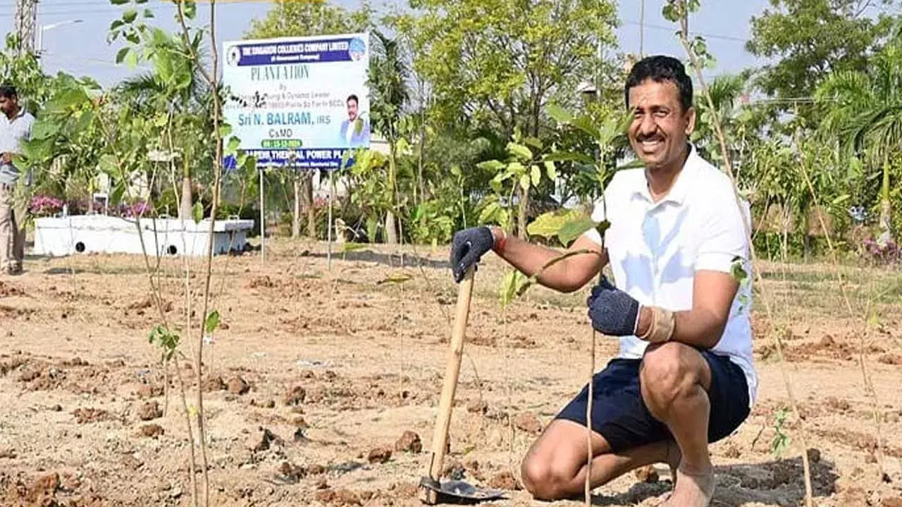 Singareni CMD Balram : పర్యావరణ యజ్ఞం ఆపని సింగరేణి సీఎండీ Singareni CMD Balram : పర్యావరణ యజ్ఞం ఆపని సింగరేణి సీఎండీ