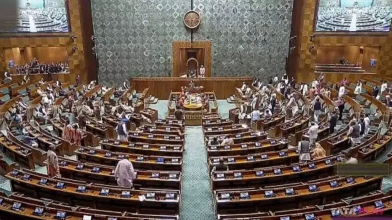 Jamili Election : జమిలి ఎన్నికల బిల్లును లోక్సభలో ప్రవేశపెట్టిన కేంద్రం Jamili Election : జమిలి ఎన్నికల బిల్లును లోక్సభలో ప్రవేశపెట్టిన కేంద్రం