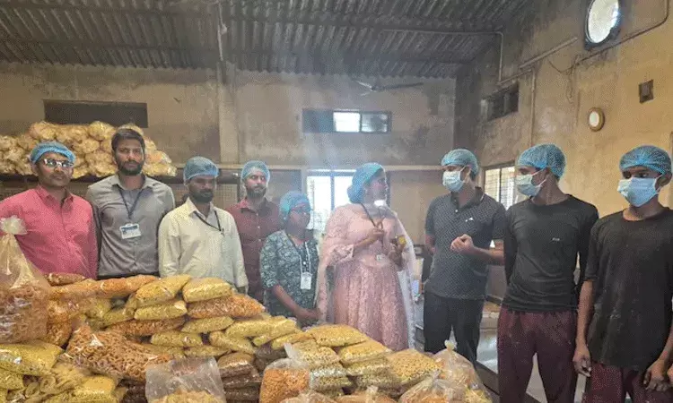 ఫంగస్ సోకిన ఆలూతో చిప్స్ తయారీ.. స్నాక్ తయారీదారు లైసెన్స్ రద్దు చేసిన అధికారులు.. ఫంగస్ సోకిన ఆలూతో చిప్స్ తయారీ.. స్నాక్ తయారీదారు లైసెన్స్ రద్దు చేసిన అధికారులు..