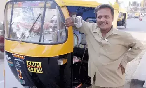 జాతీయ అవార్డు గ్రహీత.. బెంగళూరు రోడ్లపై ఆటో నడుపుతూ.. జాతీయ అవార్డు గ్రహీత.. బెంగళూరు రోడ్లపై ఆటో నడుపుతూ..