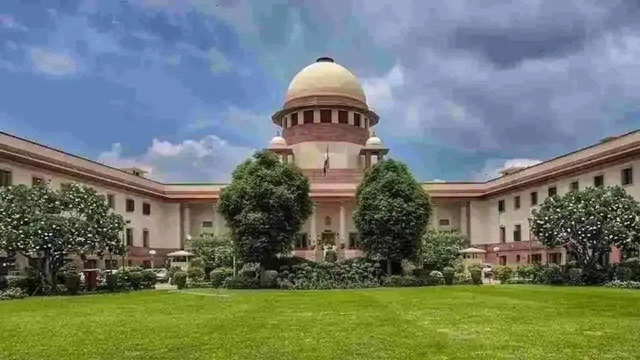 Supreme Court: విశ్రాంత హైకోర్టు జడ్జిలకు. పెన్షన్ రూ.15 వేలేనా..? Supreme Court: విశ్రాంత హైకోర్టు జడ్జిలకు. పెన్షన్ రూ.15 వేలేనా..?