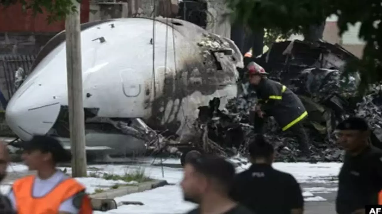 Plane Crashes : అర్జెంటీనాలో బిల్డింగ్‌ను ఢీకొట్టిన విమానం