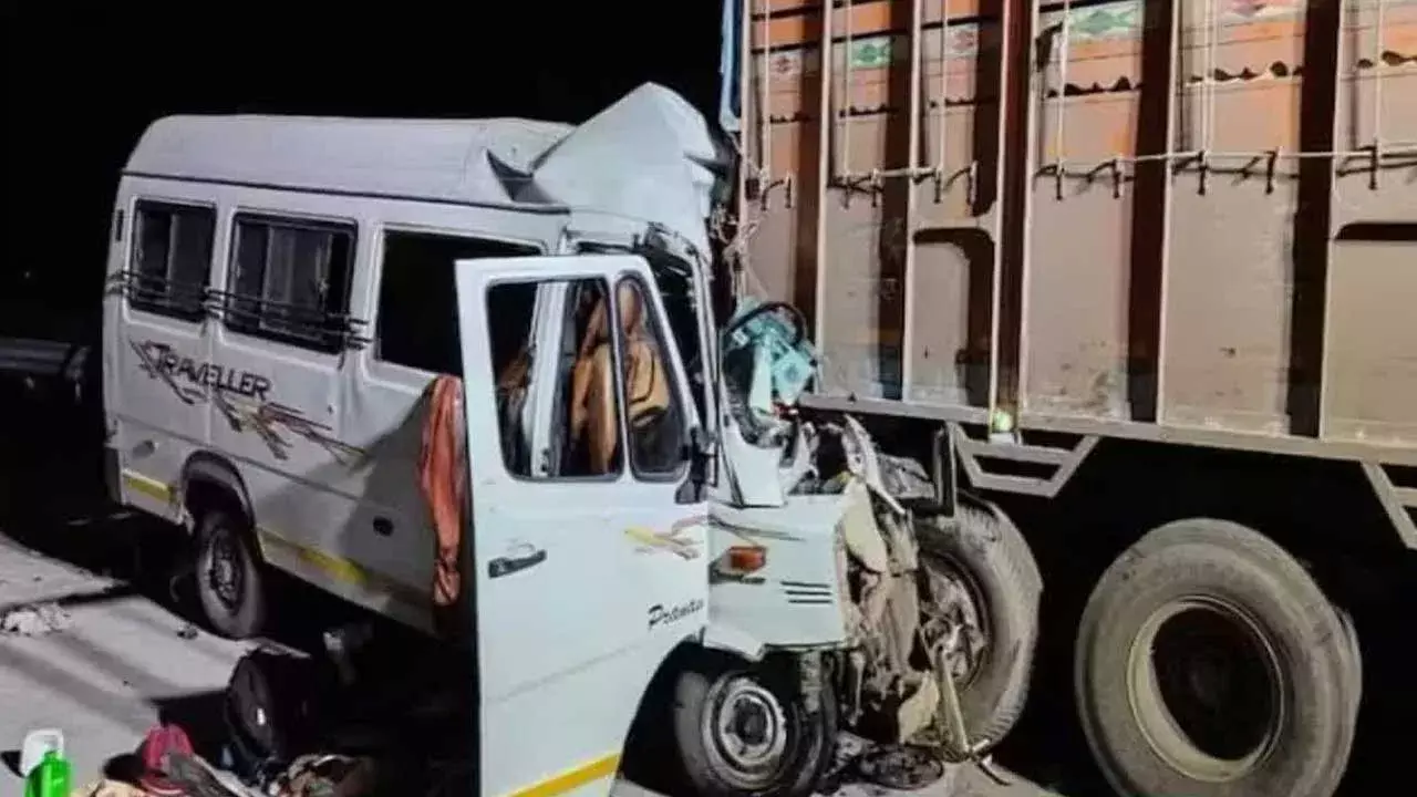 Road Accident : సత్యసాయి జిల్లాలో ఘోర రోడ్డు ప్రమాదం Road Accident : సత్యసాయి జిల్లాలో ఘోర రోడ్డు ప్రమాదం
