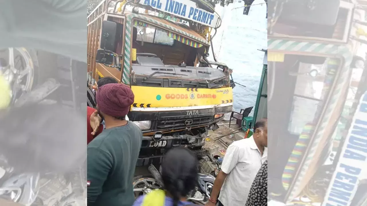 TG : దర్గా సమీపంలో కూర్చున్న వారిపైకి దూసుకెళ్లిన డీసీఎం