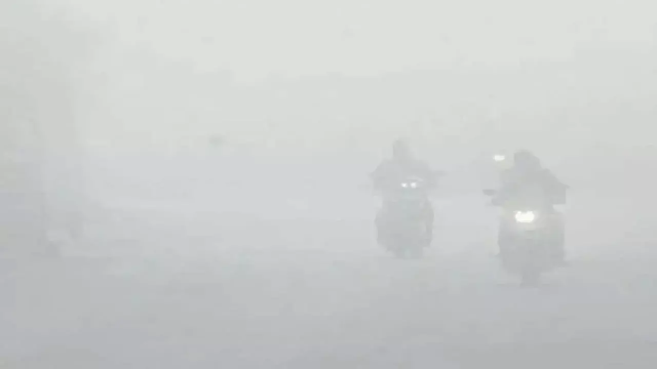 TG : తెలంగాణలో భారీగా పొగమంచు.. ఉదయం 9 తర్వాతే బయటకు రండి