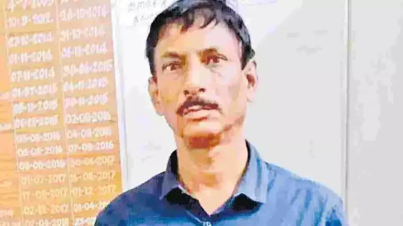 Lokayukta Raid: నోట్లు మింగిన అవినీతి అధికారి Lokayukta Raid: నోట్లు మింగిన అవినీతి అధికారి