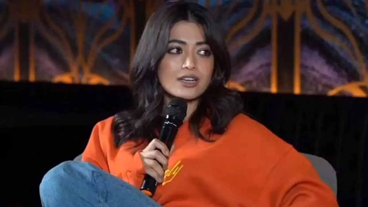 Rashmika Mandanna : రష్మిక తడబాటుకు .. సారీ చెప్పిన హీరోయిన్ Rashmika Mandanna : రష్మిక తడబాటుకు .. సారీ చెప్పిన హీరోయిన్