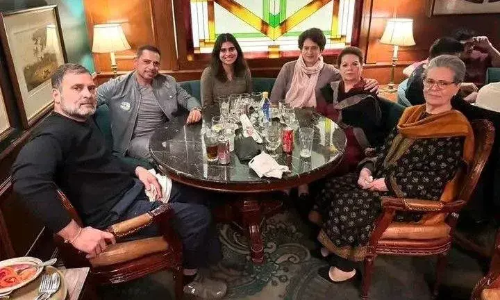 Rahul Gandhi: కుటుంబంతో రెస్టారెంట్‌లో ఎంజాయ్ చేసిన  రాహుల్ గాంధీ