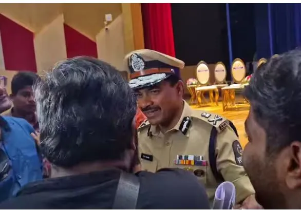 HYD CP: సంచలన వ్యాఖ్యలు చేసి క్షమాపణ కోరిన సీపీ ఆనంద్ HYD CP: సంచలన వ్యాఖ్యలు చేసి క్షమాపణ కోరిన సీపీ ఆనంద్