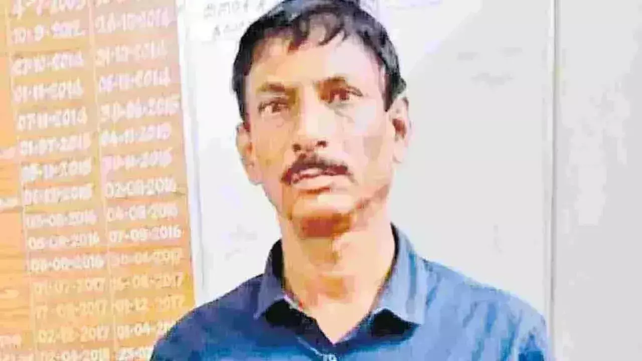 Lokayukta Raid: నోట్లు మింగిన అవినీతి అధికారి