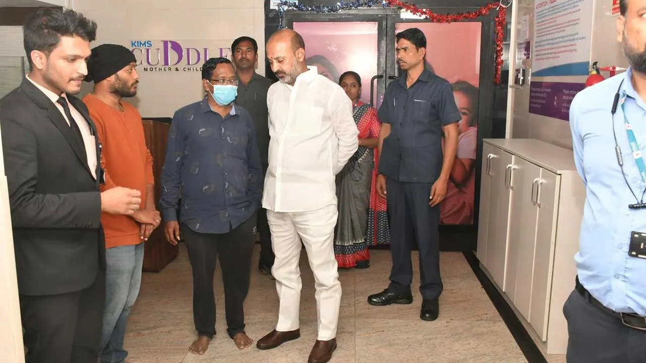 Union Minister Bandi Sanjay : శ్రీతేజ్కు బండి సంజయ్ పరామర్శ Union Minister Bandi Sanjay : శ్రీతేజ్కు బండి సంజయ్ పరామర్శ