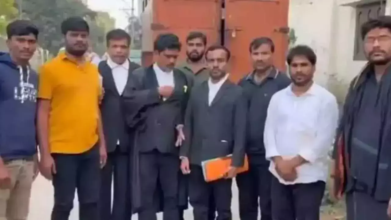 Allu Arjun : అల్లు అర్జున్ ఇంటిపై దాడి కేసులో నిందితులు అరెస్ట్.. బెయిల్ Allu Arjun : అల్లు అర్జున్ ఇంటిపై దాడి కేసులో నిందితులు అరెస్ట్.. బెయిల్