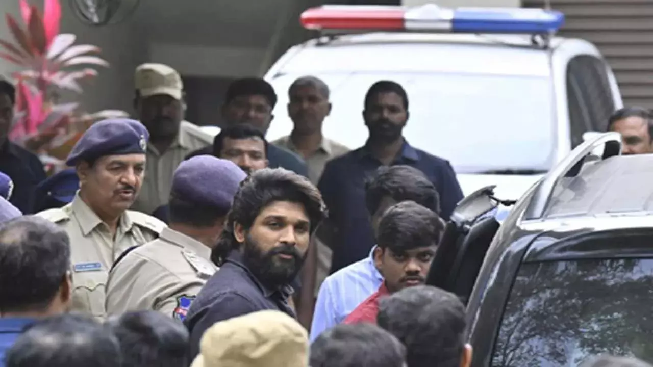 Allu Arjun : పోలీసుల ముందు హాజరైన అల్లు అర్జున్ Allu Arjun : పోలీసుల ముందు హాజరైన అల్లు అర్జున్