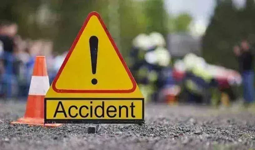 Road Accident: కారును ఢీకొట్టిన ప్రైవేటు బస్సు.. Road Accident: కారును ఢీకొట్టిన ప్రైవేటు బస్సు..