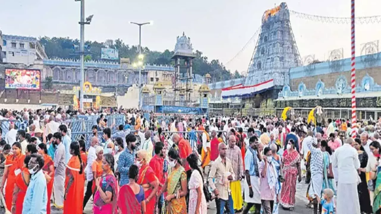TTD : తిరుమలలో పెరిగిన భక్తుల రద్దీ TTD : తిరుమలలో పెరిగిన భక్తుల రద్దీ