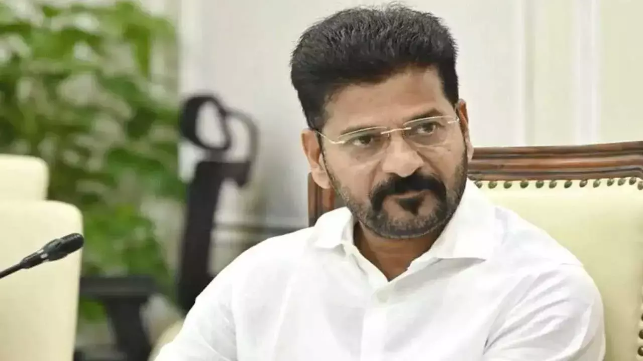 CM Revanth : పేరు మరిచిపోతే ఫీల్ అవుతానా.. టాలీవుడ్ ఖండించాలన్న సీఎం రేవంత్ CM Revanth : పేరు మరిచిపోతే ఫీల్ అవుతానా.. టాలీవుడ్ ఖండించాలన్న సీఎం రేవంత్