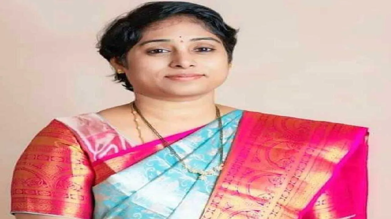 Andhra Pradesh : ఎమ్మెల్యే గల్లా మాధవి పేరుతో ఘరానా మోసం Andhra Pradesh : ఎమ్మెల్యే గల్లా మాధవి పేరుతో ఘరానా మోసం