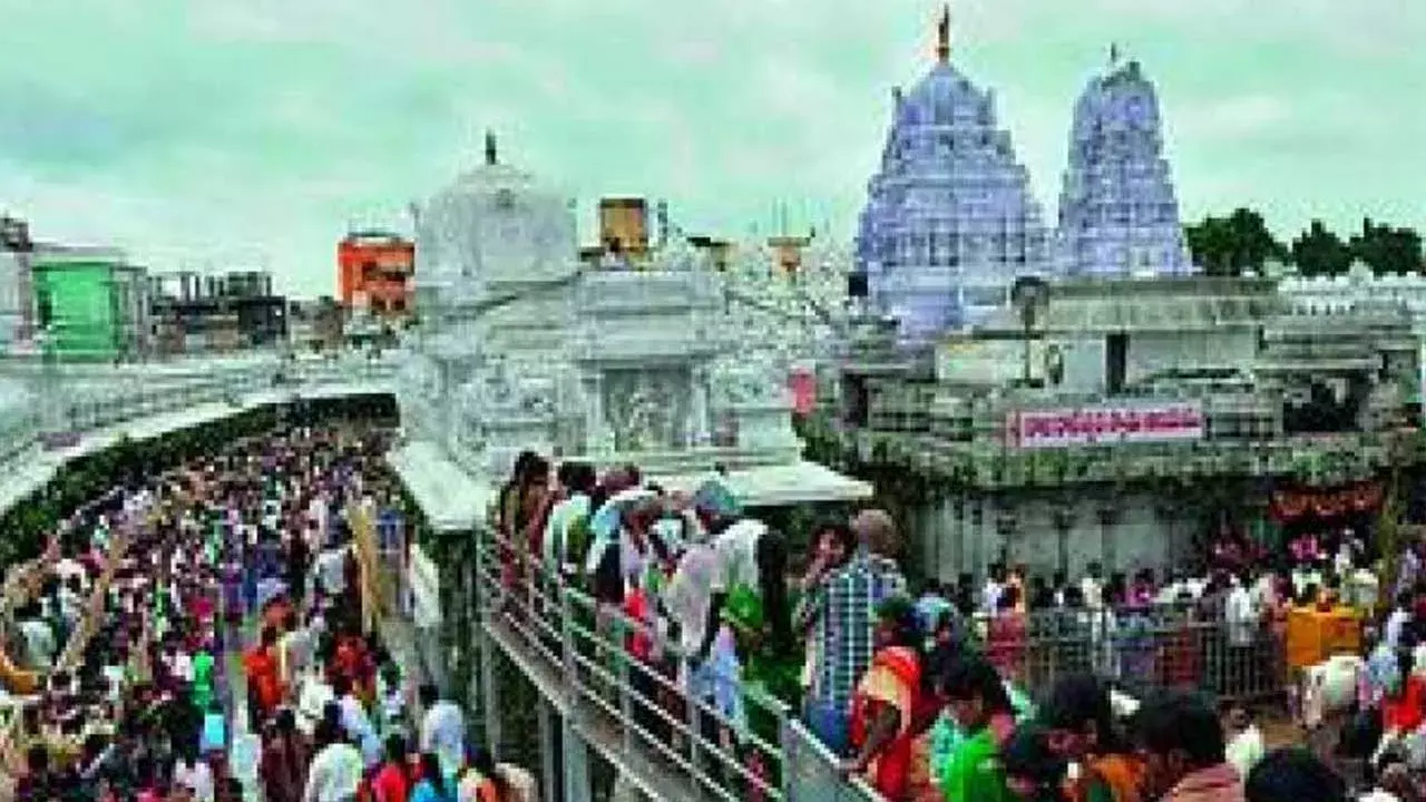 Vemulawada Temple Staff : వేములవాడలో సిబ్బంది చేతివాటం Vemulawada Temple Staff : వేములవాడలో సిబ్బంది చేతివాటం