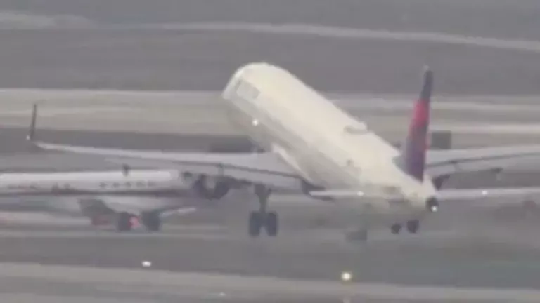 Flight Accident: రన్‌వేపై ఓ విమానం ఉండగానే మరో ఫ్లైట్ టేకాఫ్..ప్రమాదం జస్ట్ మిస్