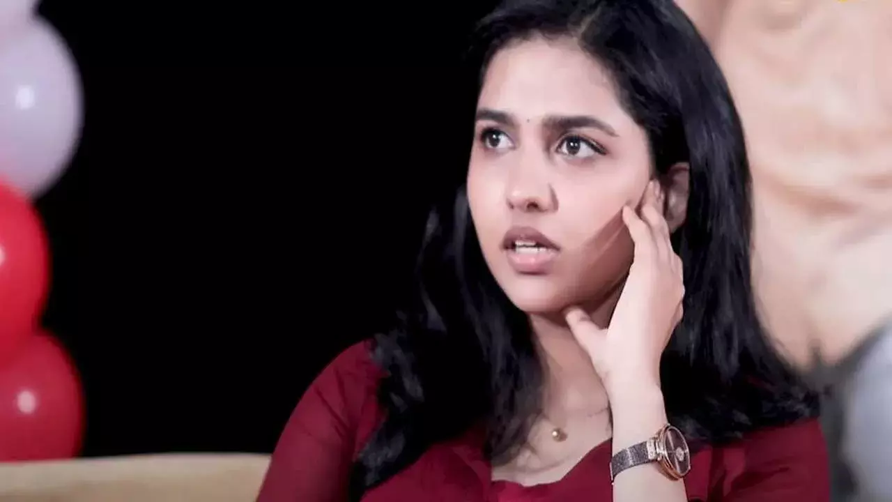 Mamitha Baiju : ఆ డైరెక్టర్ కొట్టడానికి చెయ్యి ఎత్తాడు : మమిత బైజు Mamitha Baiju : ఆ డైరెక్టర్ కొట్టడానికి చెయ్యి ఎత్తాడు : మమిత బైజు