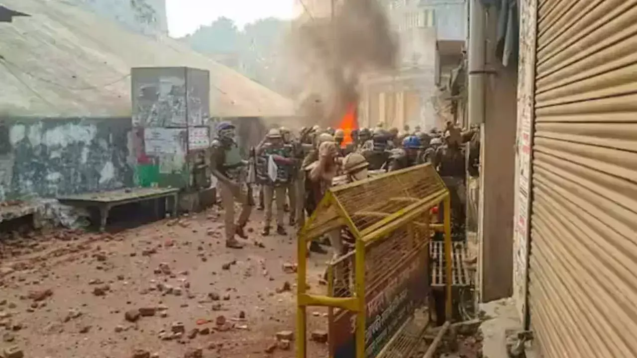 Jalgaon Clash: మంత్రి వాహనం హారన్ మోగించడంపై వివాదం Jalgaon Clash: మంత్రి వాహనం హారన్ మోగించడంపై వివాదం