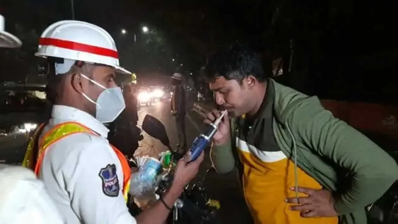 Hyderabad : హైదరాబాద్లో 1184 డ్రంక్ ఆండ్ డ్రైవ్ కేసులు Hyderabad : హైదరాబాద్లో 1184 డ్రంక్ ఆండ్ డ్రైవ్ కేసులు