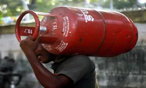 Cylinder Prices Drop : గుడ్ న్యూస్...  తగ్గిన సిలిండర్ ధర Cylinder Prices Drop : గుడ్ న్యూస్...  తగ్గిన సిలిండర్ ధర