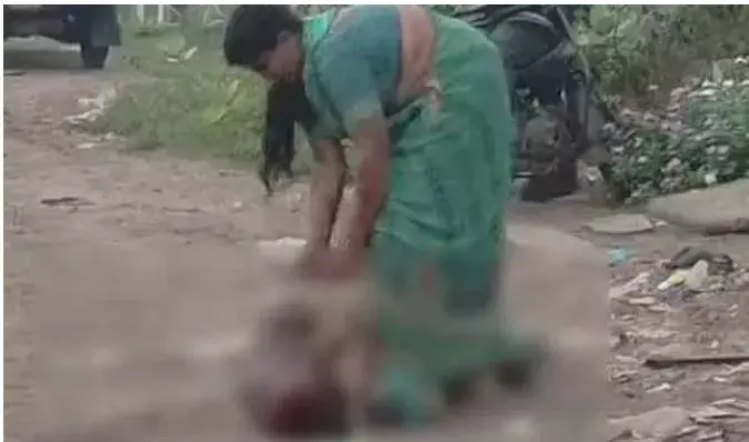 CRIME: రోడ్డుపై భర్తను కొట్టి.. ఉరేసి చంపిన భార్య CRIME: రోడ్డుపై భర్తను కొట్టి.. ఉరేసి చంపిన భార్య