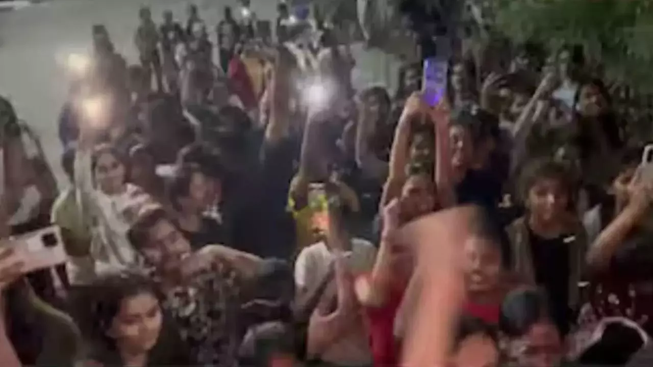 Mallareddy College : మాజీ మంత్రి మల్లారెడ్డి కాలేజీ వద్ద ఉద్రిక్తత Mallareddy College : మాజీ మంత్రి మల్లారెడ్డి కాలేజీ వద్ద ఉద్రిక్తత