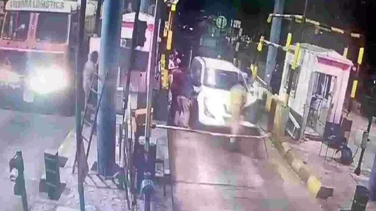 Kakinada Smugglers :  కాకినాడలో రెచ్చిపోయిన గంజాయి స్మగ్లర్లు Kakinada Smugglers :  కాకినాడలో రెచ్చిపోయిన గంజాయి స్మగ్లర్లు