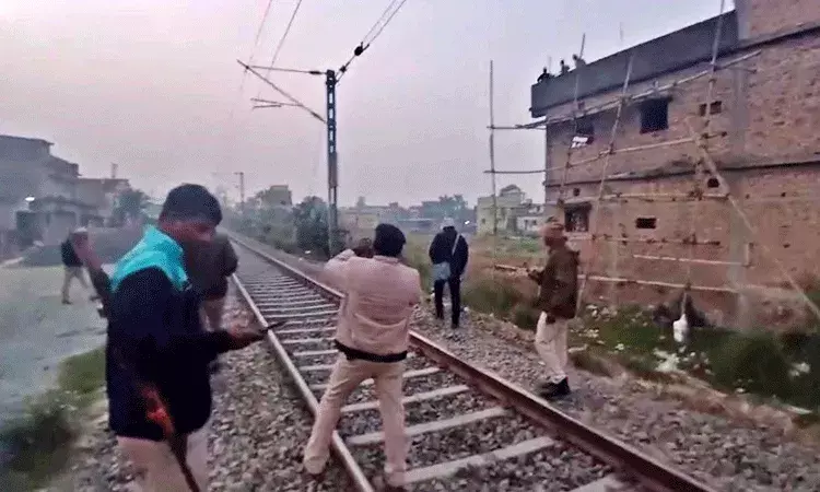 Bihar: రైల్వే ట్రాక్ పై పబ్జీ ఆడుతున్న ముగ్గురు యువకులు.. రైలు వారిపైకి దూసుకెళ్లడంతో..