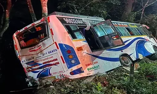 Ayyappa Devotees Bus Accident :  ఘోర ప్రమాదం.. అయ్యప్ప స్వాముల బస్సు బోల్తా Ayyappa Devotees Bus Accident :  ఘోర ప్రమాదం.. అయ్యప్ప స్వాముల బస్సు బోల్తా