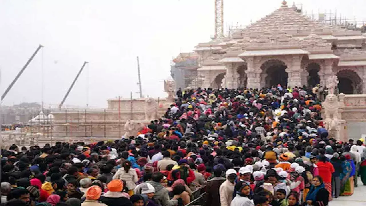 Ayodhya and Varanasi :  అయోధ్య, వారణాసిలో విపరీతమైన చలి.. తగ్గేదేలే అంటున్న భక్తులు Ayodhya and Varanasi :  అయోధ్య, వారణాసిలో విపరీతమైన చలి.. తగ్గేదేలే అంటున్న భక్తులు