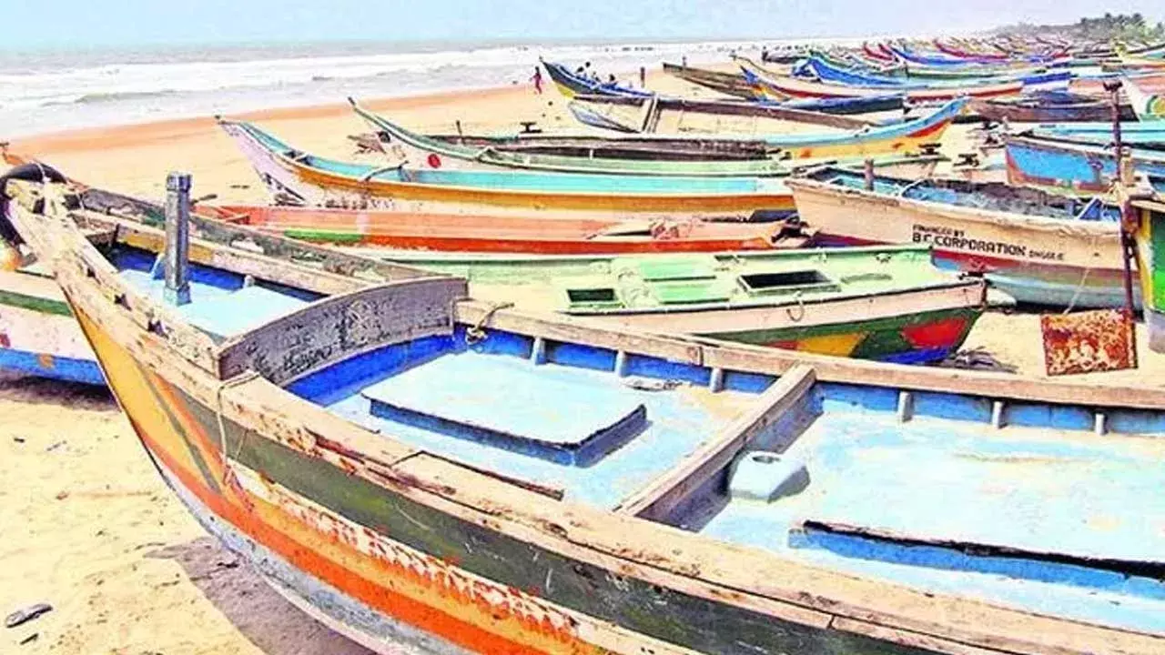 Pithapuram : మత్స్యకారులకు గుడ్ న్యూస్.. వేట నిషేధం సమయంలో రూ.10వేలు Pithapuram : మత్స్యకారులకు గుడ్ న్యూస్.. వేట నిషేధం సమయంలో రూ.10వేలు