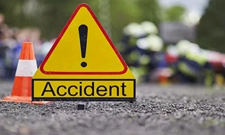 Hyderabad: వేగంగా వస్తున్న కారు ఢీకొని పాదచారి మృతి.. పరారీలో డ్రైవర్ Hyderabad: వేగంగా వస్తున్న కారు ఢీకొని పాదచారి మృతి.. పరారీలో డ్రైవర్