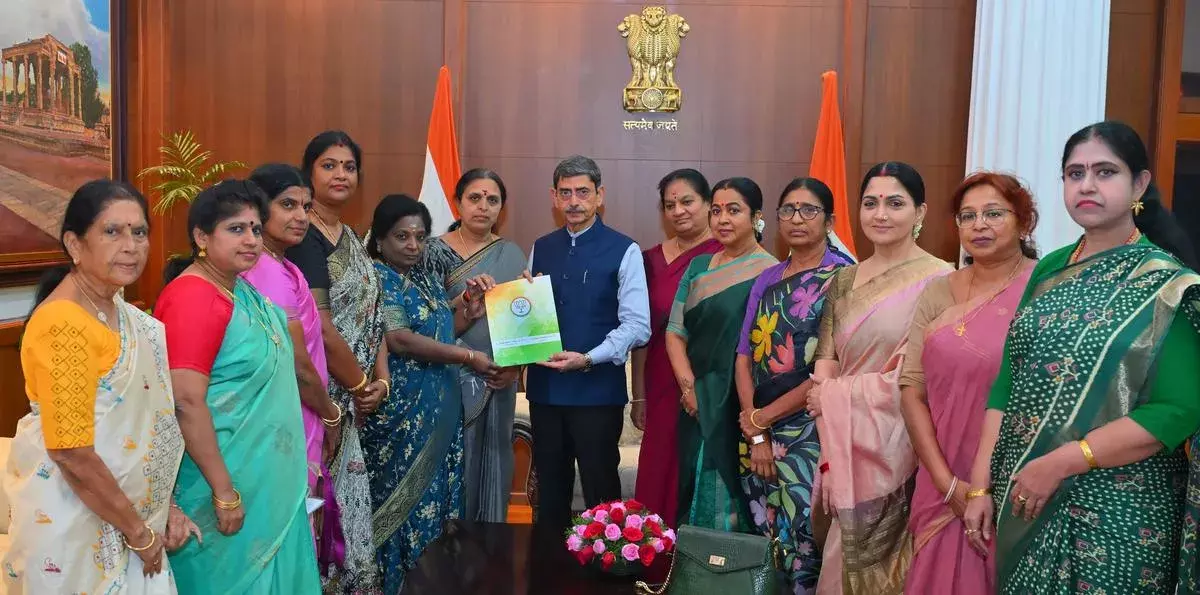Chennai: తమిళనాడు గవర్నర్ రవిని కలిసిన బీజేపీ మహిళలు Chennai: తమిళనాడు గవర్నర్ రవిని కలిసిన బీజేపీ మహిళలు